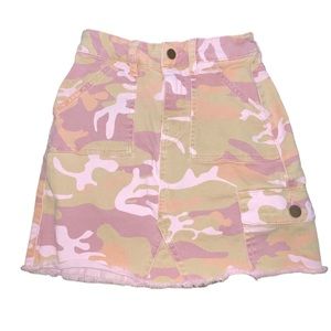 Hollister pink Camo jean mini skirt with frayed hem size 00 waist 23‎